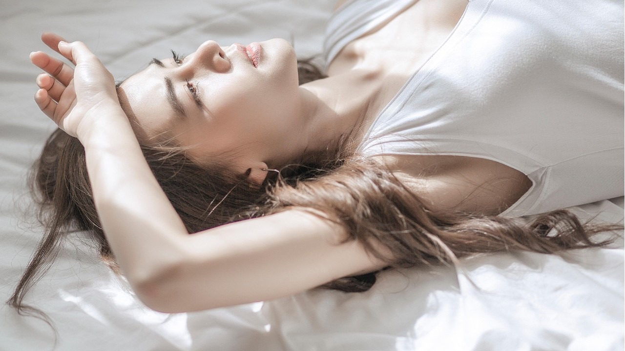 Femme pensive face à la peur de la pénétration vaginale