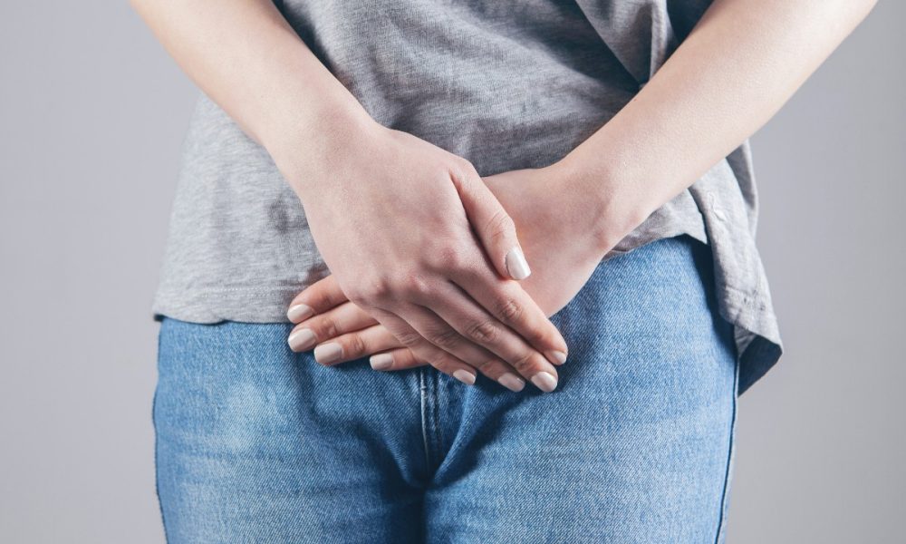 Femme tenant son bas-ventre en raison d’une cystite