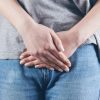 Femme tenant son bas-ventre en raison d’une cystite