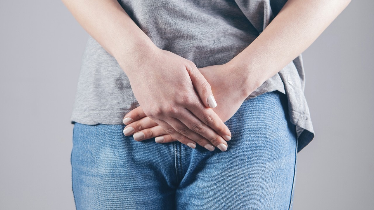 Femme tenant son bas-ventre en raison d’une cystite