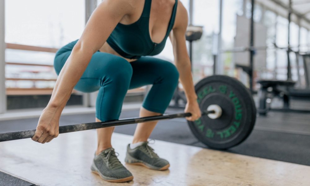 Femme adulte faisant de la musculation et pouvant ressentir un coregasm