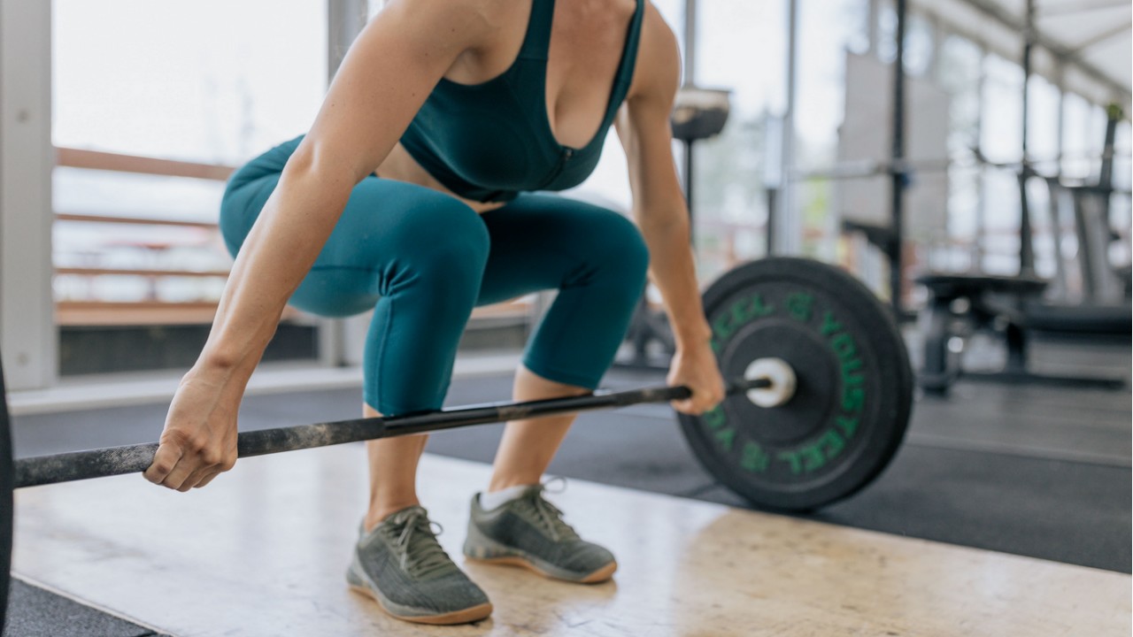 Femme adulte faisant de la musculation et pouvant ressentir un coregasm