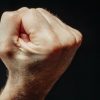 Poing fermé illustrant le fisting vaginal