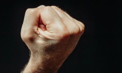 Poing fermé illustrant le fisting vaginal