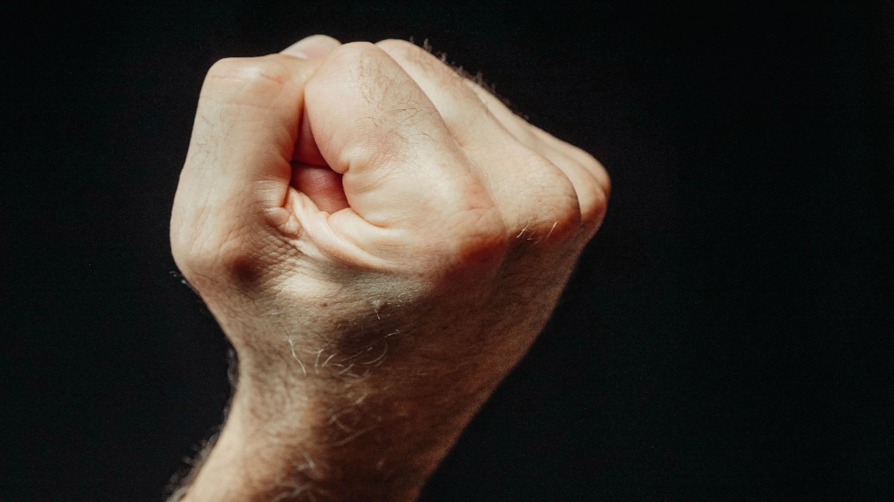 Poing fermé illustrant le fisting vaginal