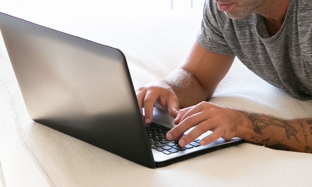 Homme en train de choisir une méthode pour apprendre à donner du plaisir et des orgasmes à une femme