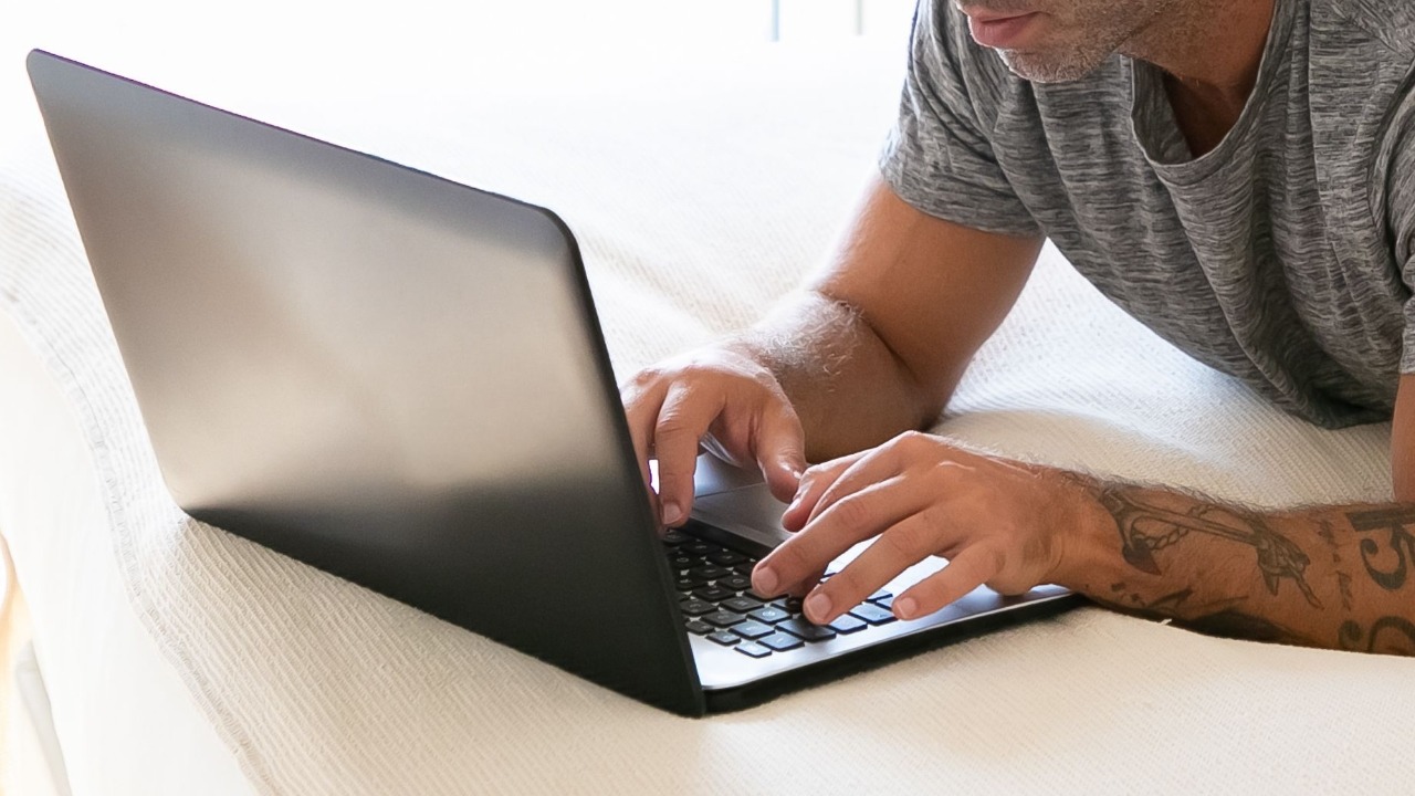 Homme en train de choisir une méthode pour apprendre à donner du plaisir et des orgasmes à une femme