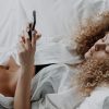 Femme consultant des conseils sur le squirting sur Internet