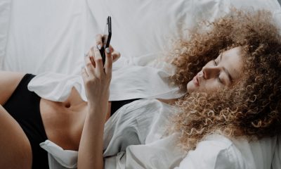 Femme consultant des conseils sur le squirting sur Internet