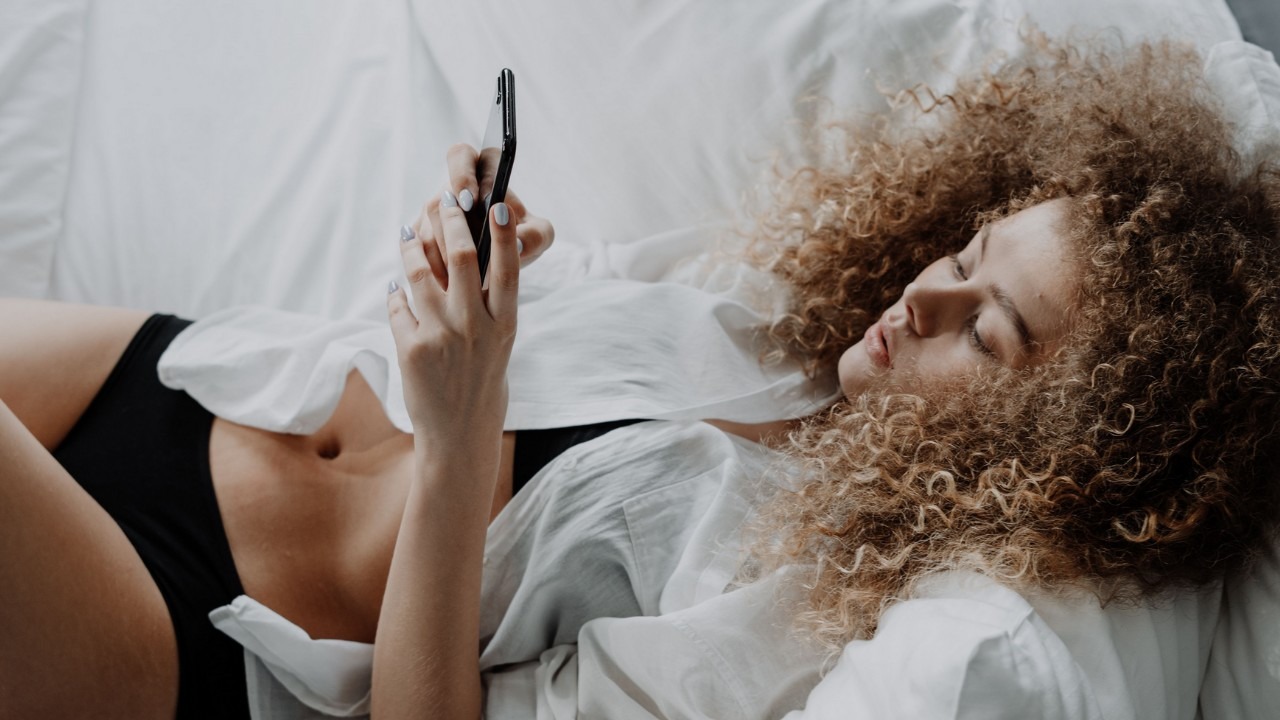 Femme consultant des conseils sur le squirting sur Internet